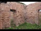 04683 ostia - regio i - insula xvi - caseggiato (i,xvi,2) - via delle terme del mitra - 2. raum von norden - nordwand - 09-2023.jpg